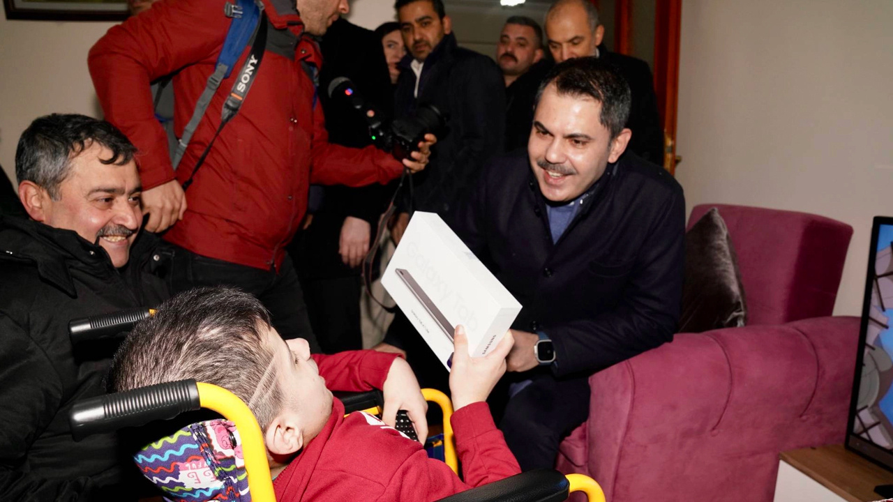 Murat Kurum'dan 11 yaşındaki engelli Furkan Tan'a sürpriz ziyaret