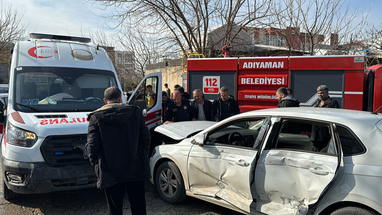 Ambulans ile otomobil çarpıştı: 2 kişi yaralandı!