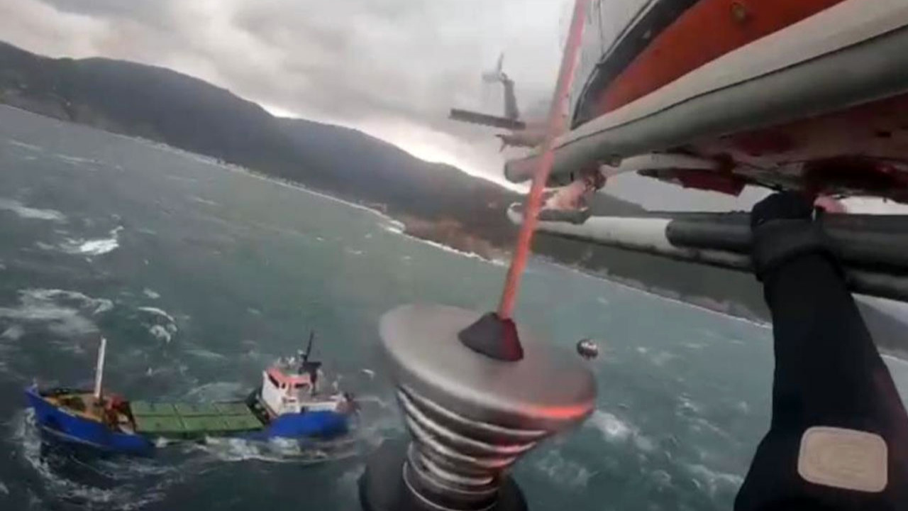 Film gibi kurtarma operasyonu! Sürüklenen geminin mürettebatı helikopterle kurtarıldı!
