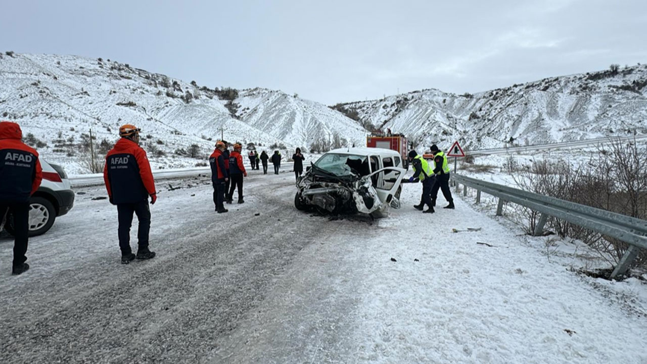 Yolcu minibüsü ile hafif ticari araç çarpıştı: 16 kişi yaralandı!