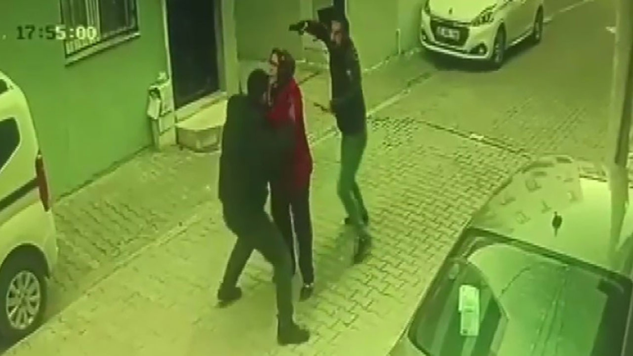 İzmir'de silahlı düello! Sokaktan geçen kadını kalkan olarak kullandı