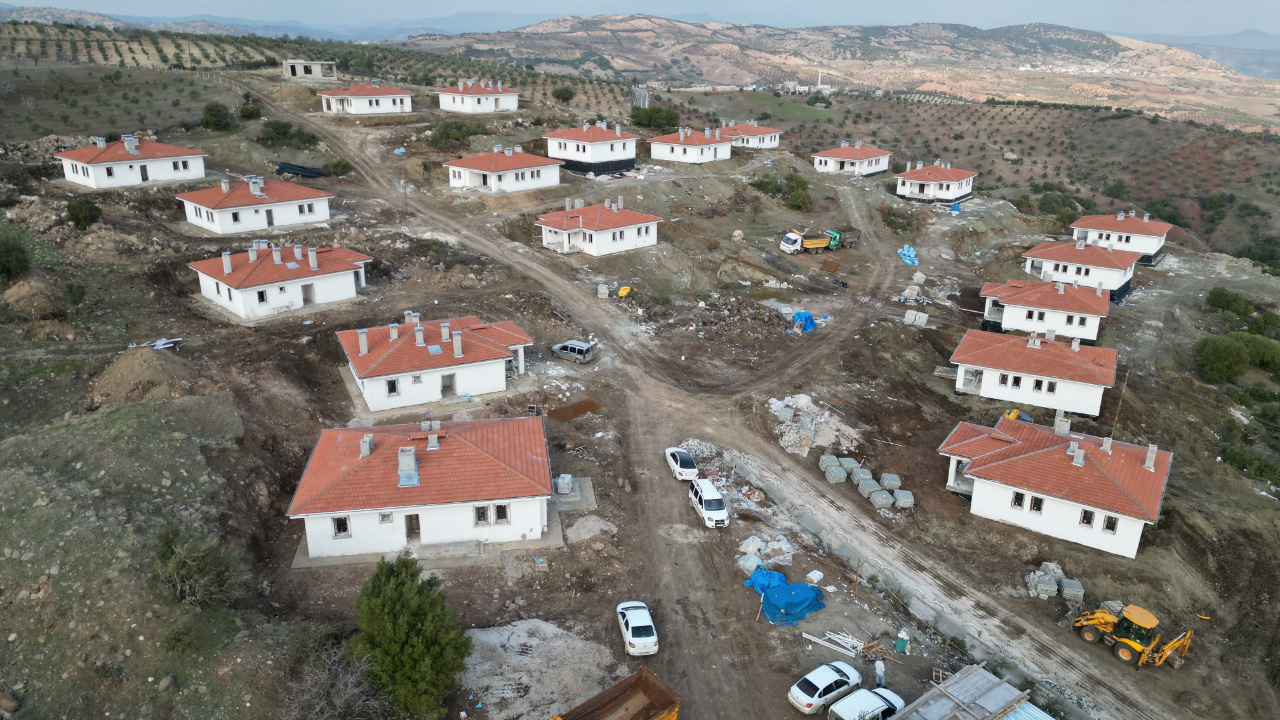 Kilis’te depremzedeler için yapılan köy evlerinin inşası sürüyor