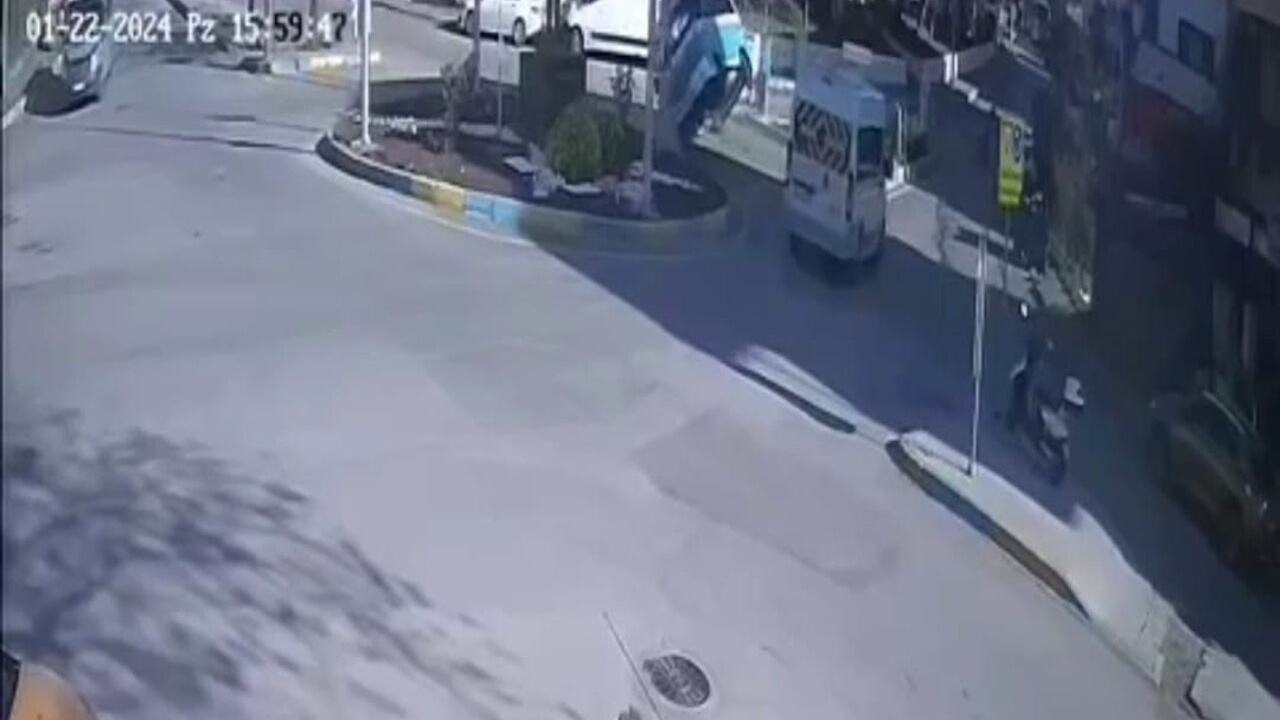 İzmir’de servis aracıyla çarpışan yolcu minibüsü devrildi