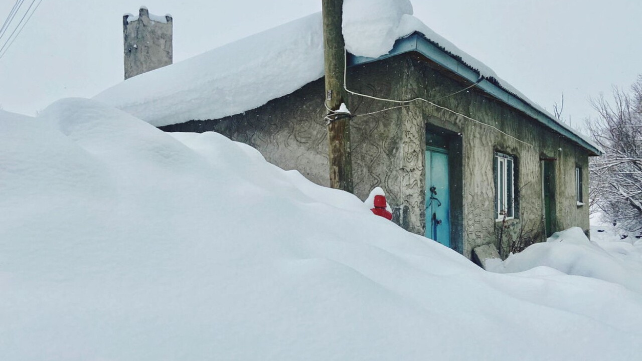 Ağrı'nın yüksek bölgelerinde evler kar altında kaldı