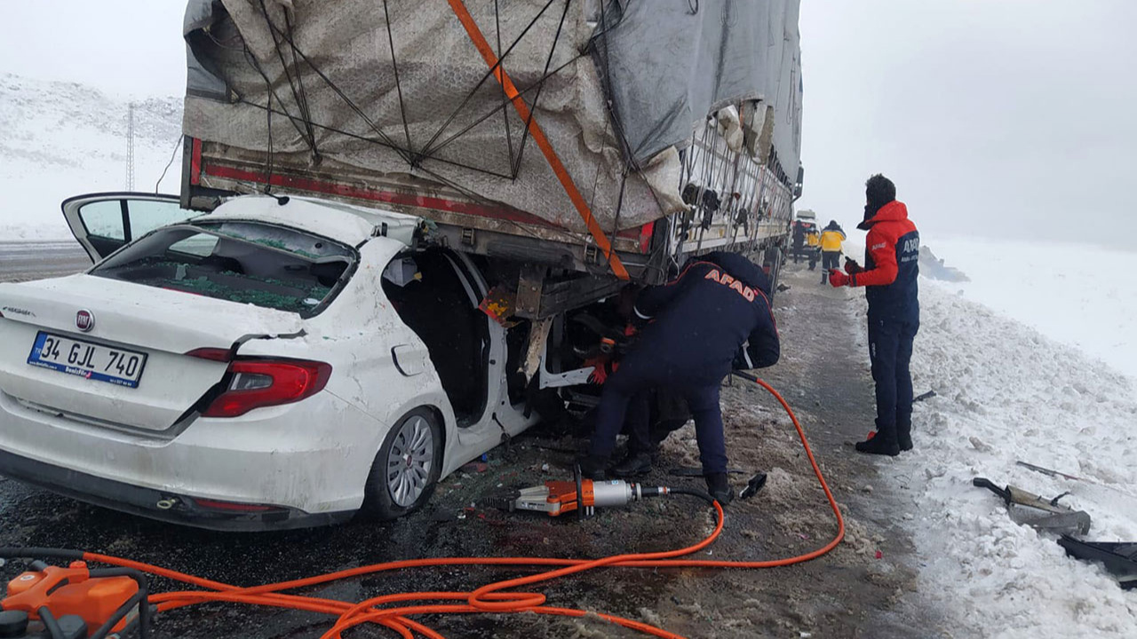 Otomobil TIR'a çarptı: 2 kişi hayatını kaybetti!