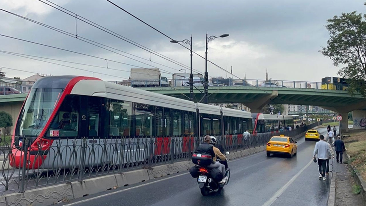 İstanbul'da tramvay yolunda araba arızalandı, seferler aksadı