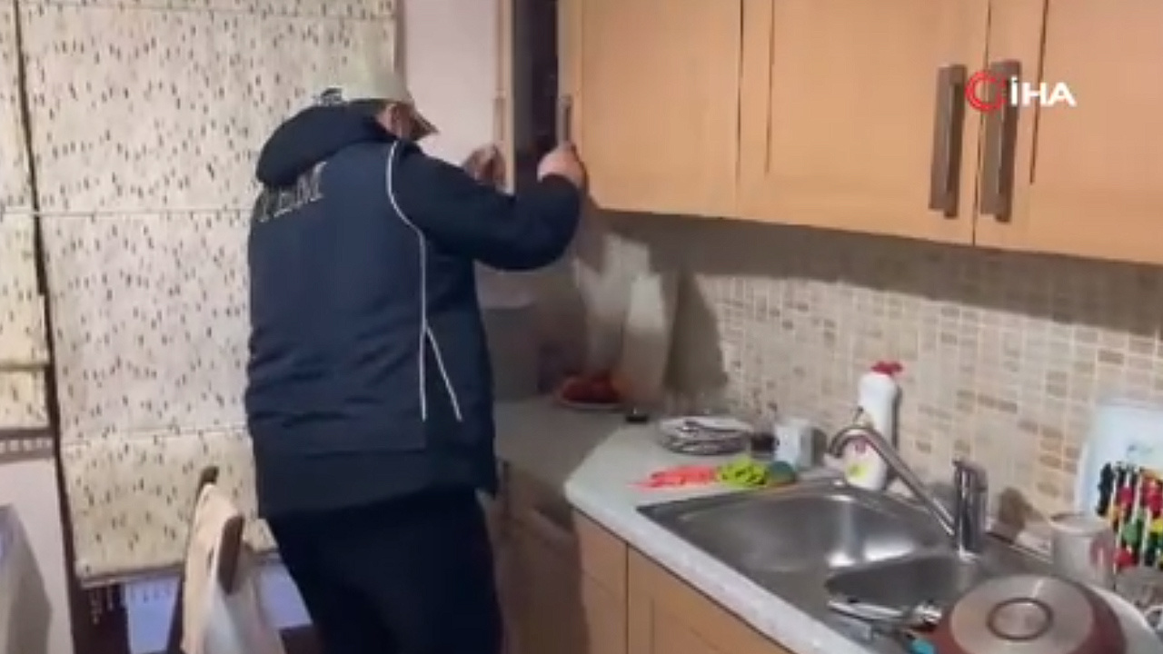 Mutfak dolabına saklanan FETÖ'cünün yakalanma anı kamerada
