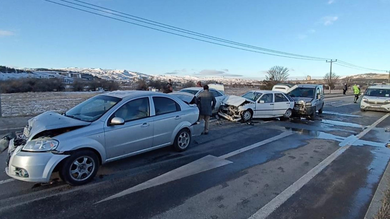 Sivas'ta zincirleme kaza: 10 araç birbirine girdi!