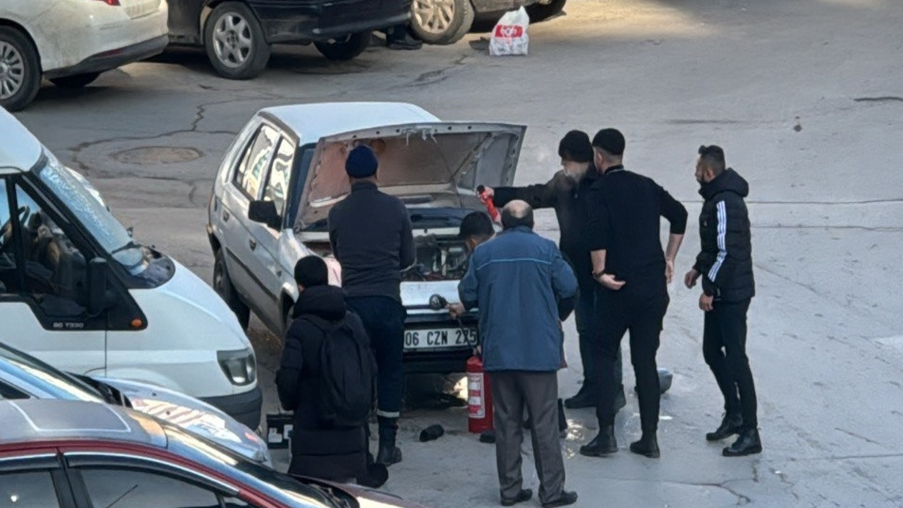 Sivas'ta bir sürücü alev alan otomobilini montuyla söndürmeye çalıştı