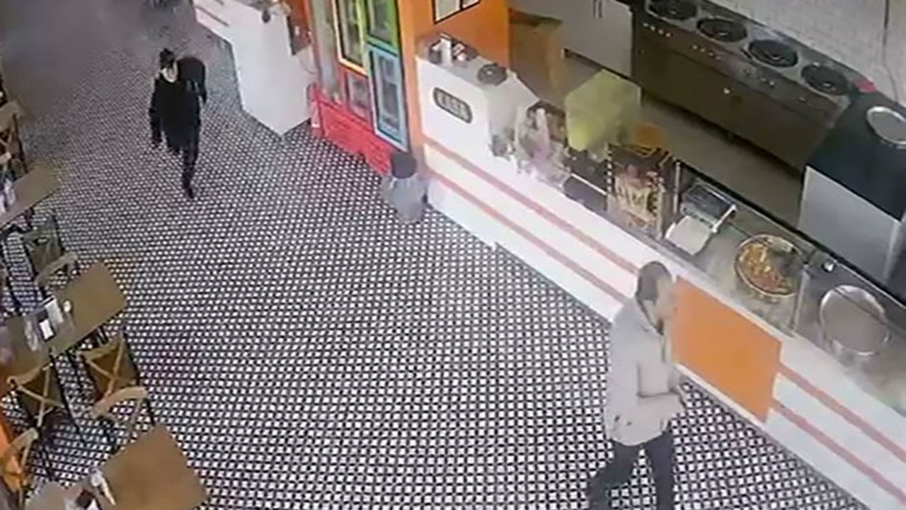 Malatya'da deprem anı güvenlik kamerasında müşteri ve çalışanlar böyle kaçtı