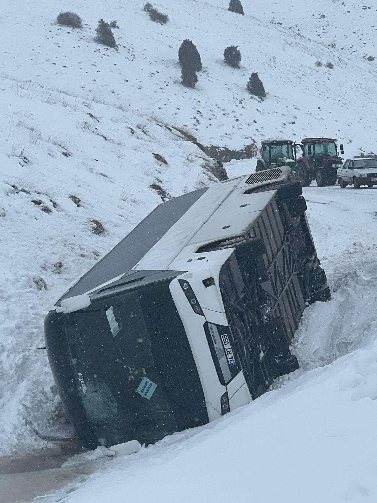 Cenaze dönüşü felaketi yaşadılar! Sivas'ta içinde 50 yolcu olan otobüs devrildi