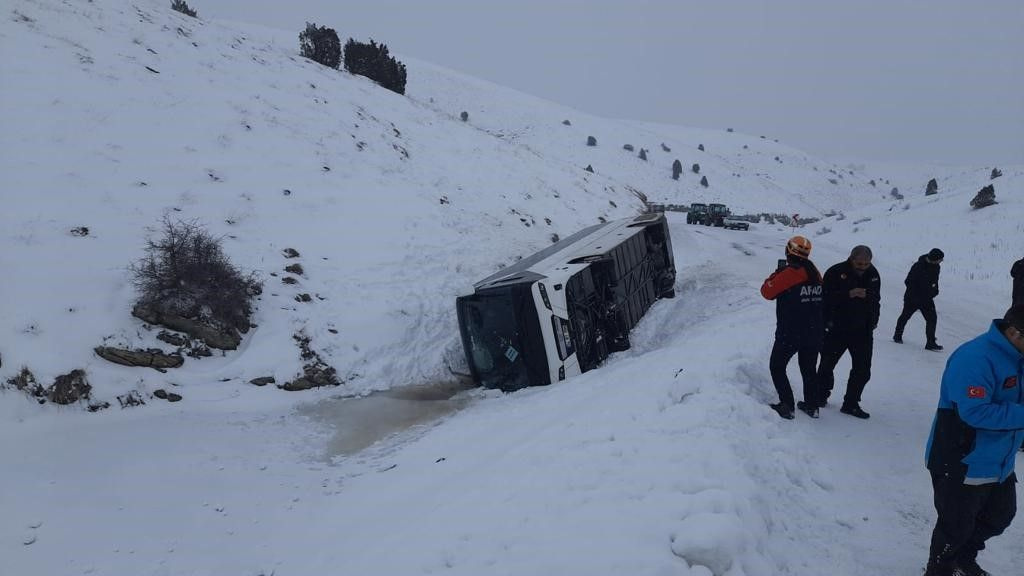 Cenaze dönüşü felaketi yaşadılar! Sivas'ta içinde 50 yolcu olan otobüs devrildi