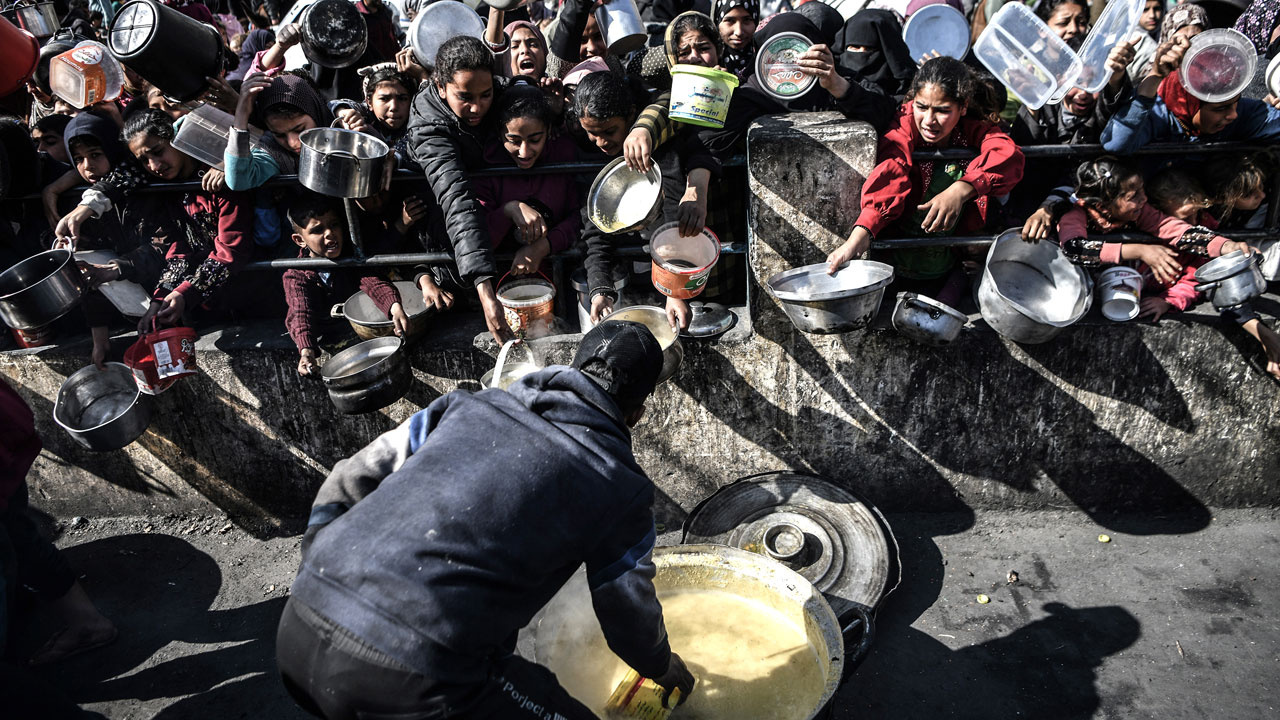 İsrail ordusu Gazze'de açlık silahını kullanıyor yemek sırasında bekleyenlere bomba yağdı