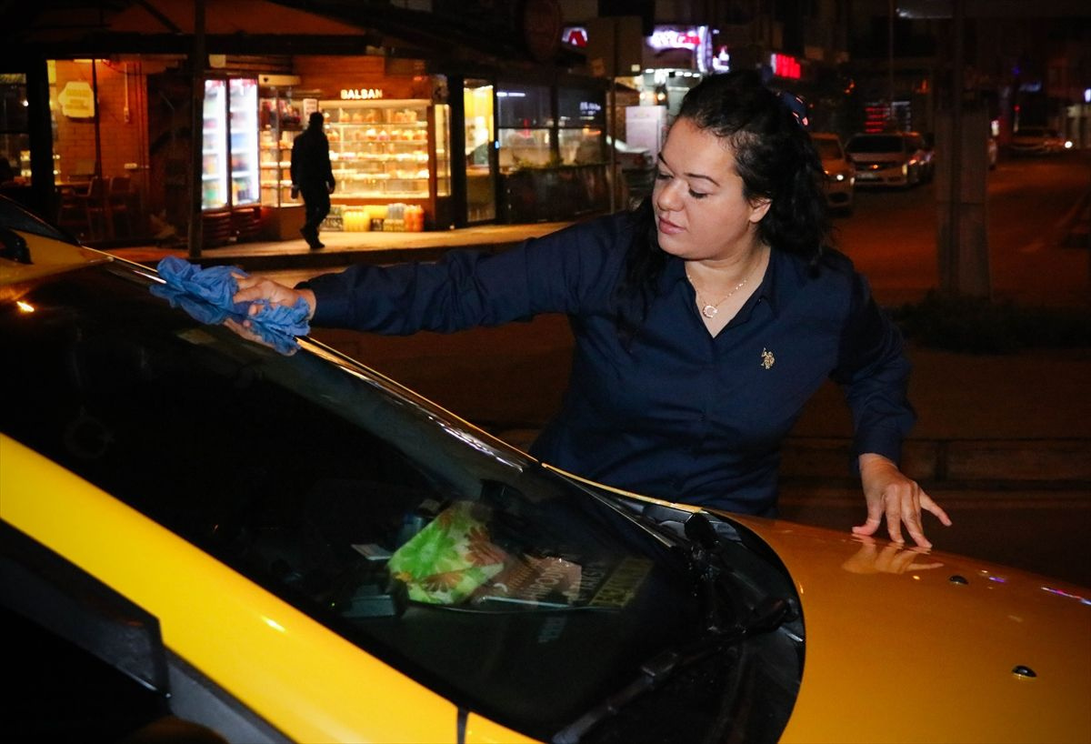Kadın taksici, İzmir sokaklarında geceleri direksiyon sallıyor!