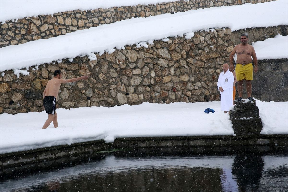 Bitlis'te dondurucu soğukta buz gibi suya girip yüzdüler