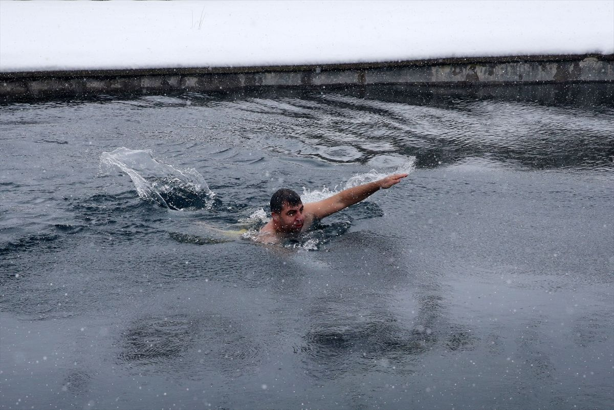 Bitlis'te dondurucu soğukta buz gibi suya girip yüzdüler