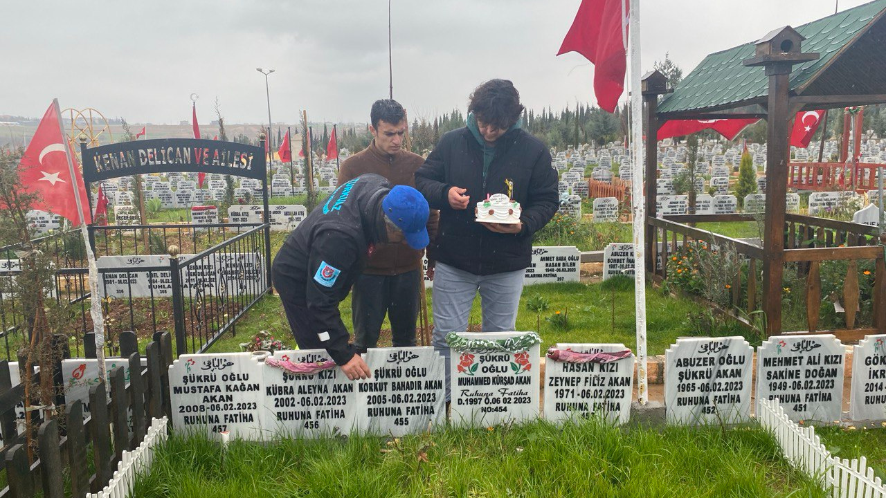 Depremde hayatını kaybeden Korkut’un doğum günü pastası mezarına bırakıldı