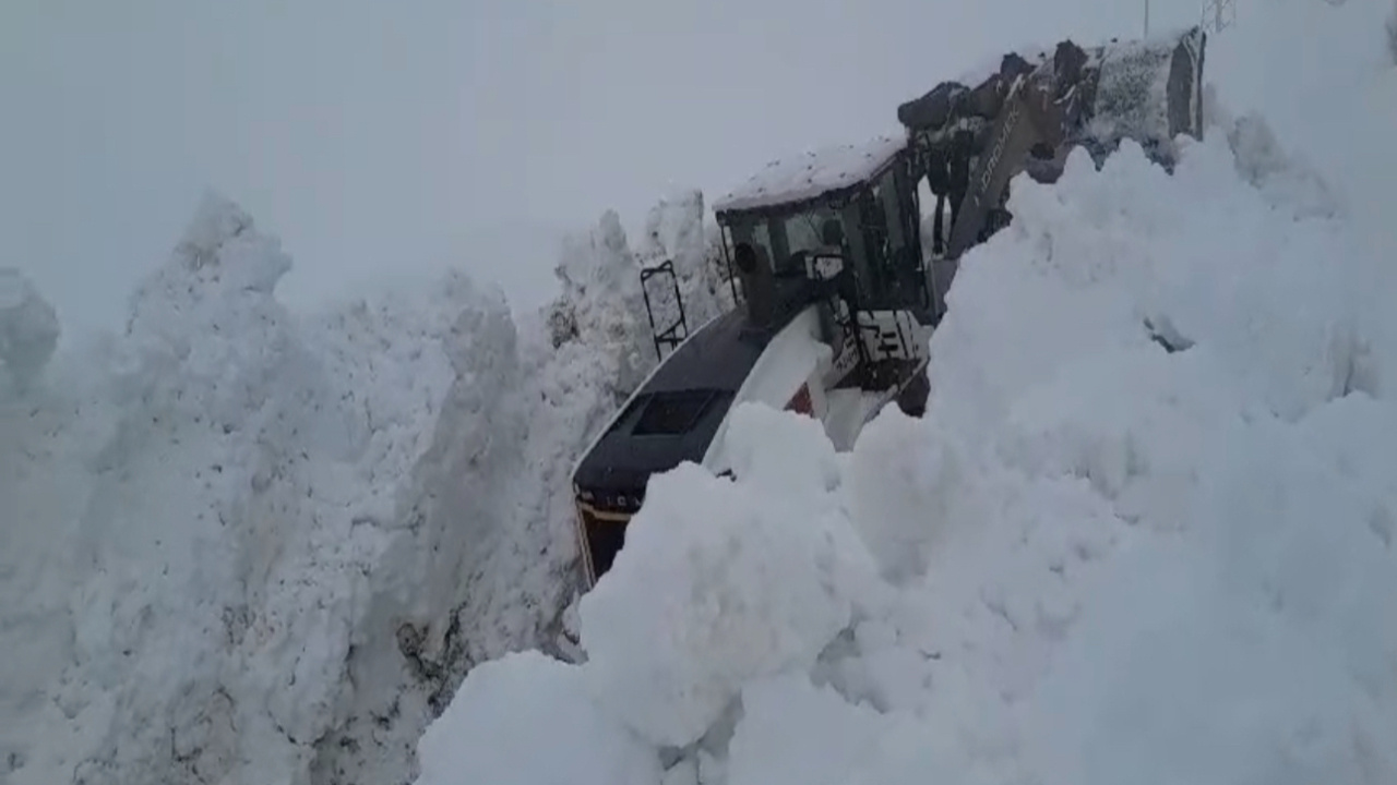 Yüksekova'da 5 metreyi geçen kar tünellerinde iş makinaları gözden kayboldu