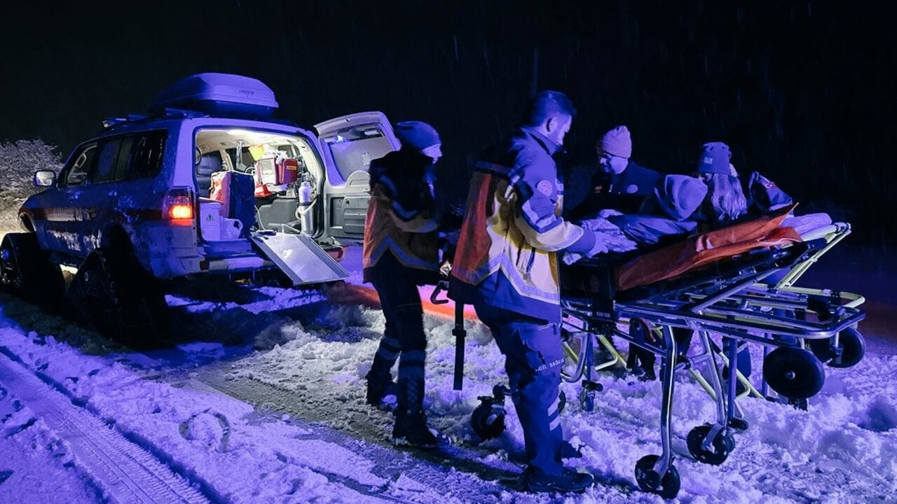 Zorlu kış şartlarında paletli ambulans ile 72 yaşındaki hastaya ulaştılar