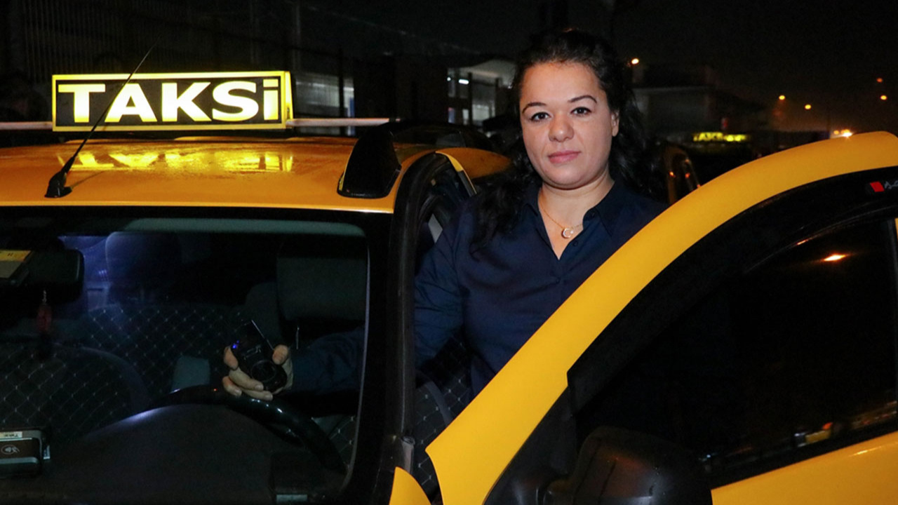 Kadın taksici, İzmir sokaklarında geceleri direksiyon sallıyor!