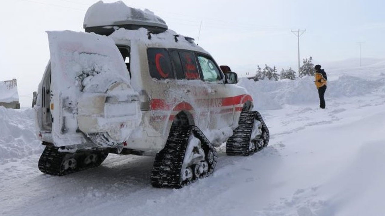Paletli ambulanslar karlı dağları aşıp hastalara yetişiyor!