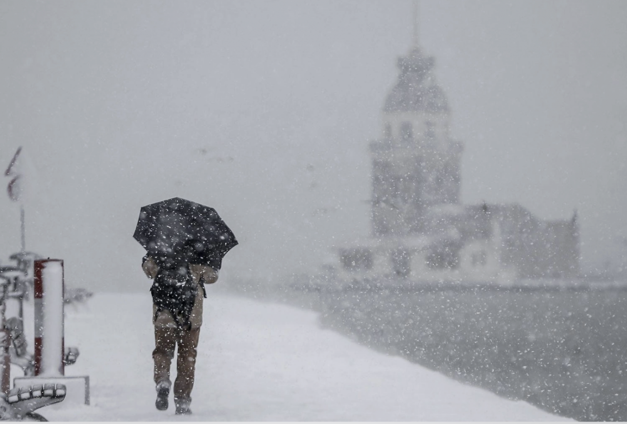 AKOM'da İstanbul için uyarı üstüne uyarı! Kar sert geliyor, saati belli