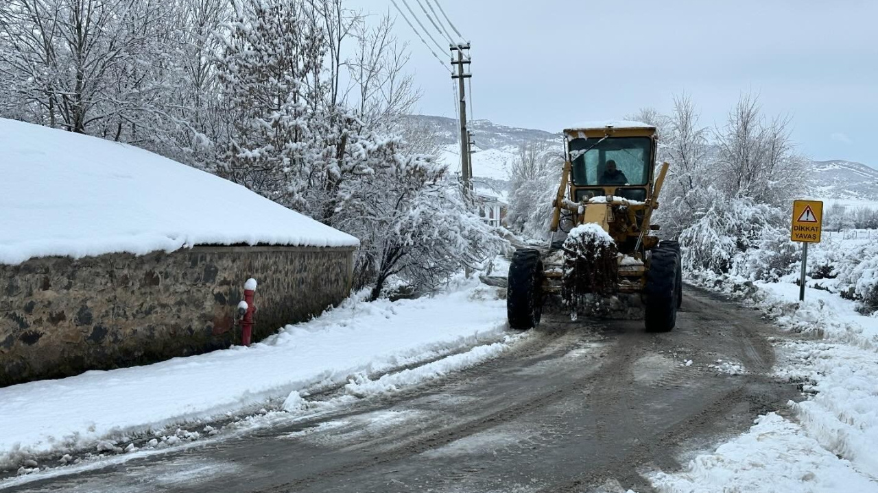 Elazığ Karakoçan ilçesinde karla mücadele çalışması sürüyor