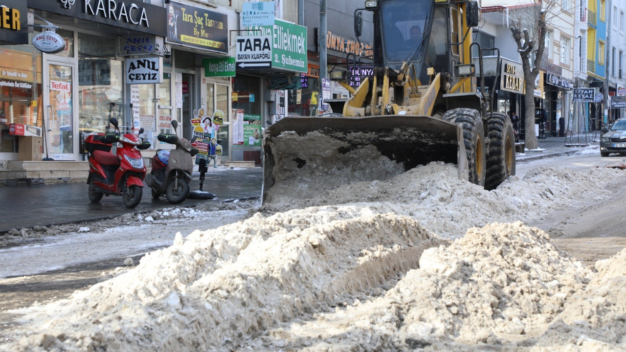Kars’ta belediyenin karla mücadele mesaisi başladı