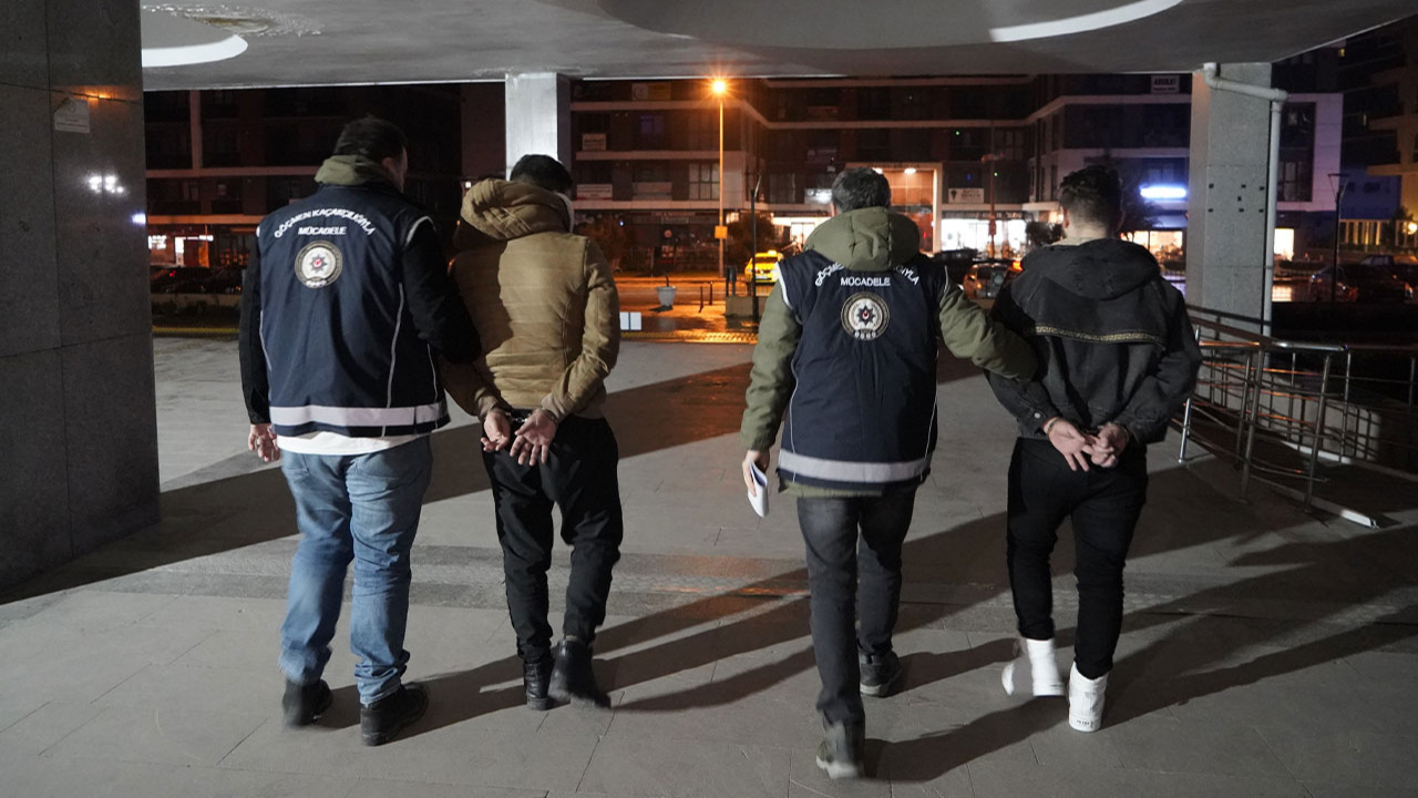 Edirne'de yakalanan 2 göçmen kaçakçısı tutuklandı!
