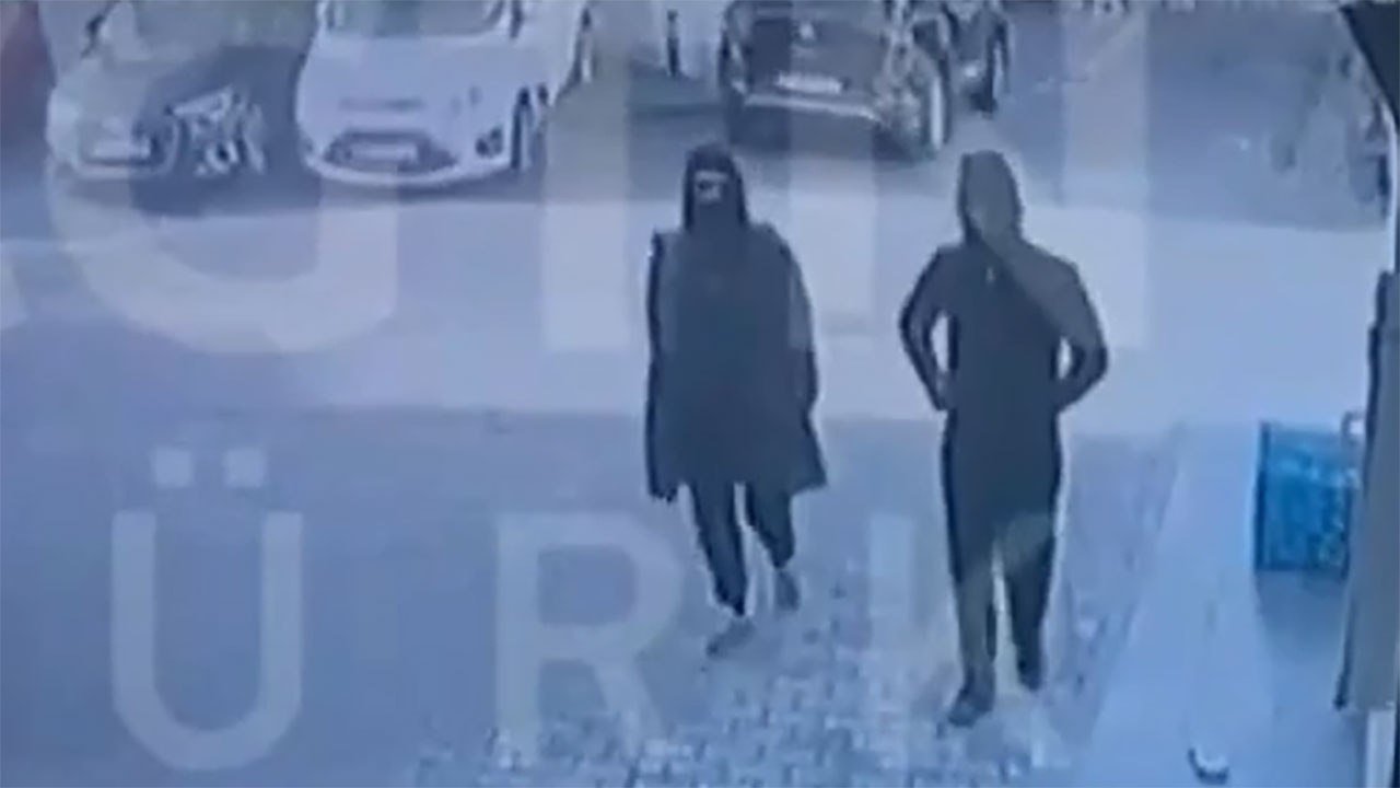 İstanbul'da kiliseye saldıran maskeli 2 kişi kamerada! İşte o saldırganlar...
