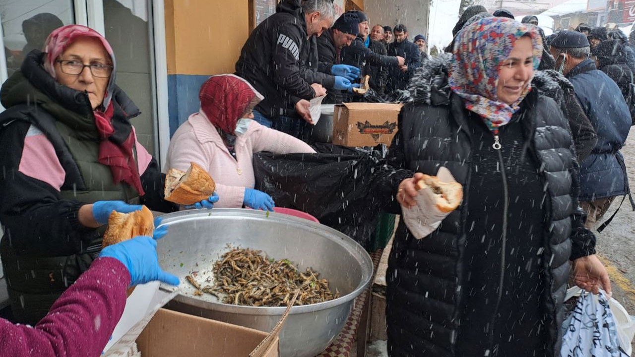 Sakarya'daki festivalde yaklaşık 1 ton hamsi dağıtıldı