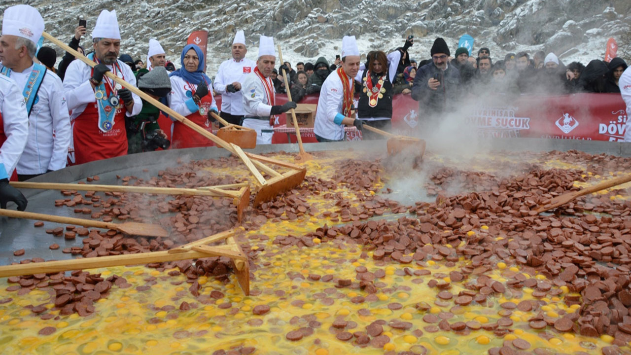 Dövme Sucuk Festivali'nde 7,5 ton sucuk ekmek ikram edildi