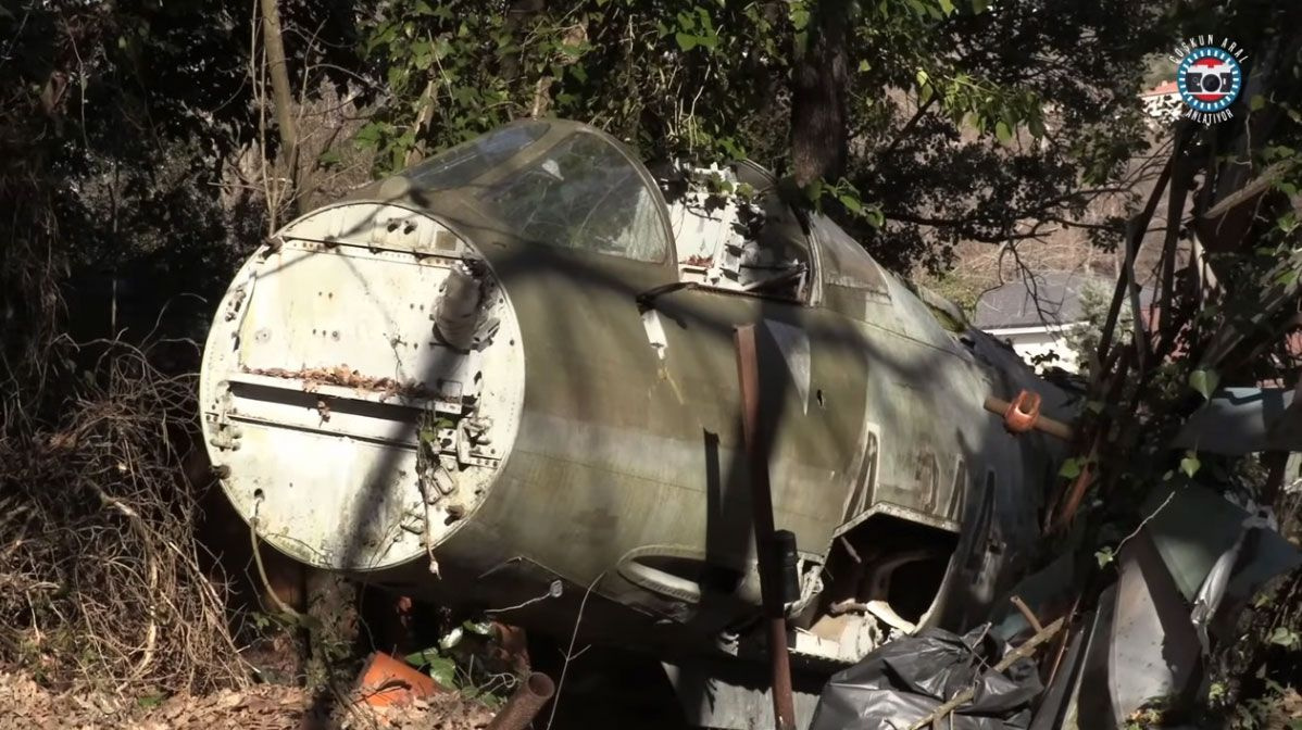 Ankara'da bit pazarından gerçek F-104 savaş uçağı aldı bahçesine koydu