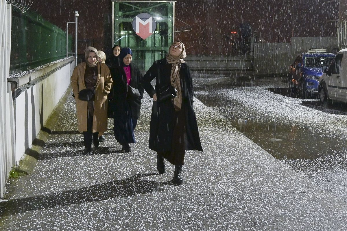 İstanbul'a kar yağdı! Meteoroloji ve Orhan Şen'den yeni uyarı geldi! 'Yoksa dışarı çıkmayın'