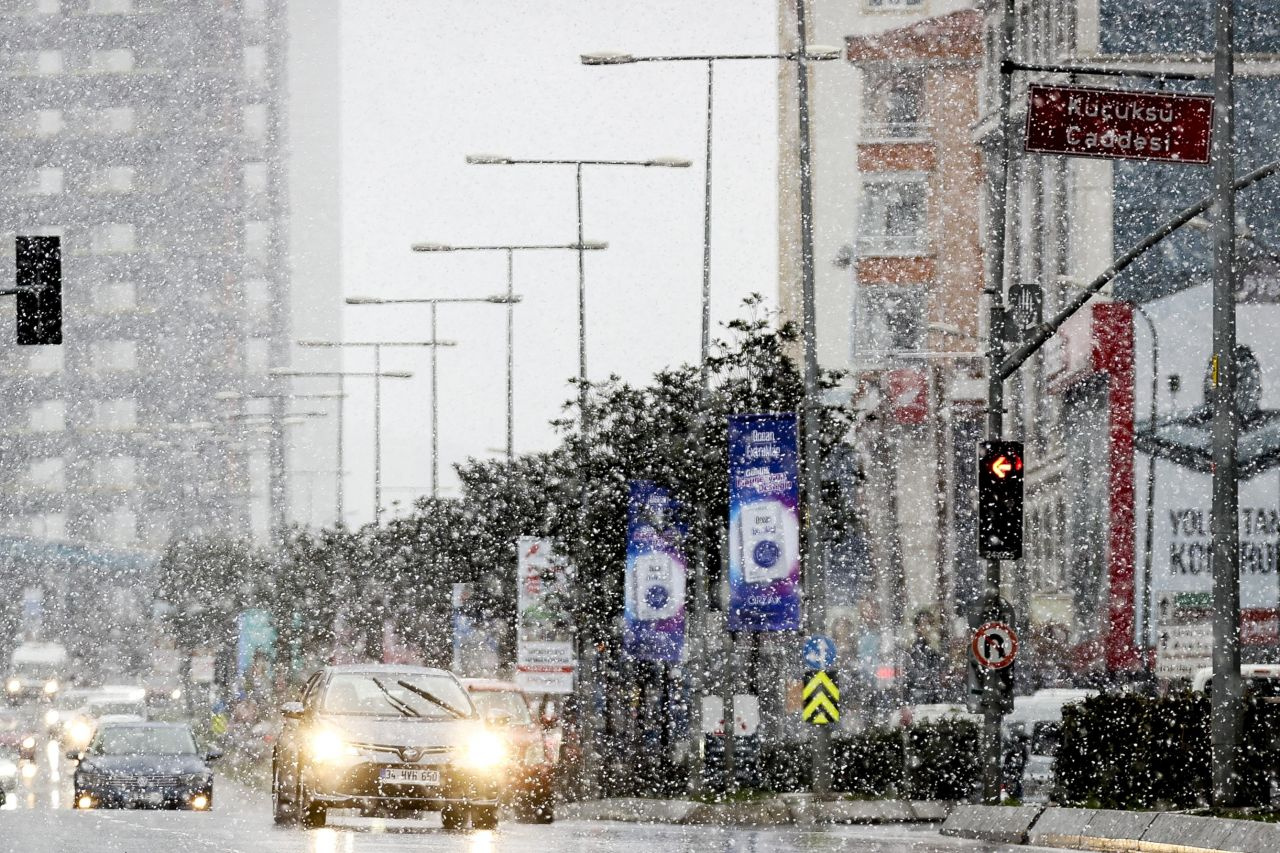 İstanbul'da kar yağışı ve dolu etkili oluyor! AKOM'dan uyarı geldi: Salı günü öğleye kadar...