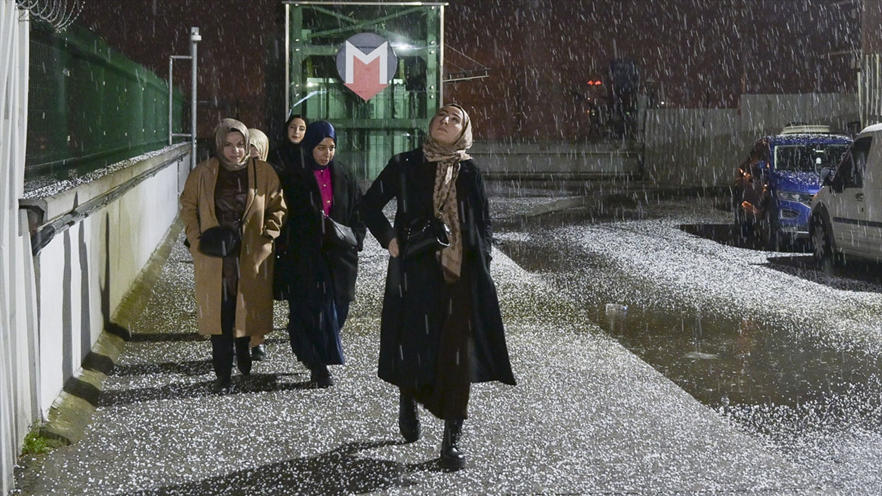 İstanbul'a kar yağdı! Meteoroloji ve Orhan Şen'den yeni uyarı geldi! 'Yoksa dışarı çıkmayın'