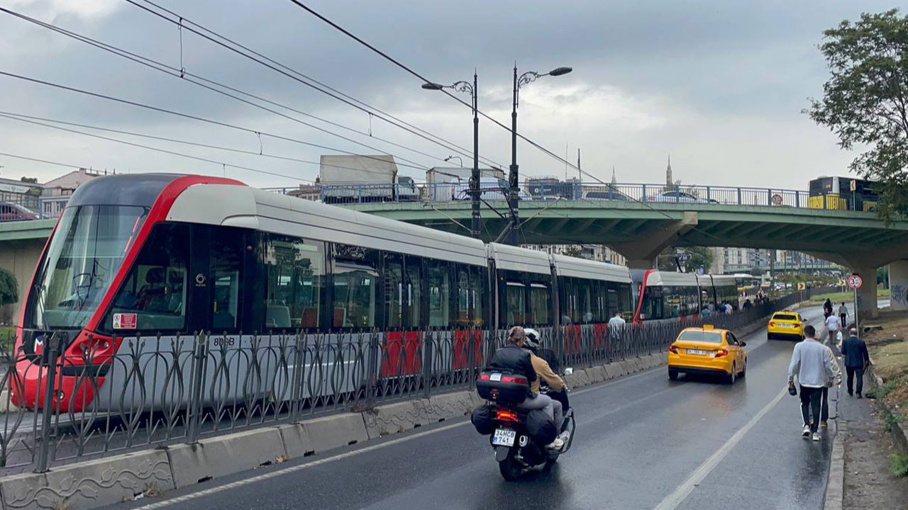 İstanbul'da tramvay kazası: Tramvaylar çarpıştı!