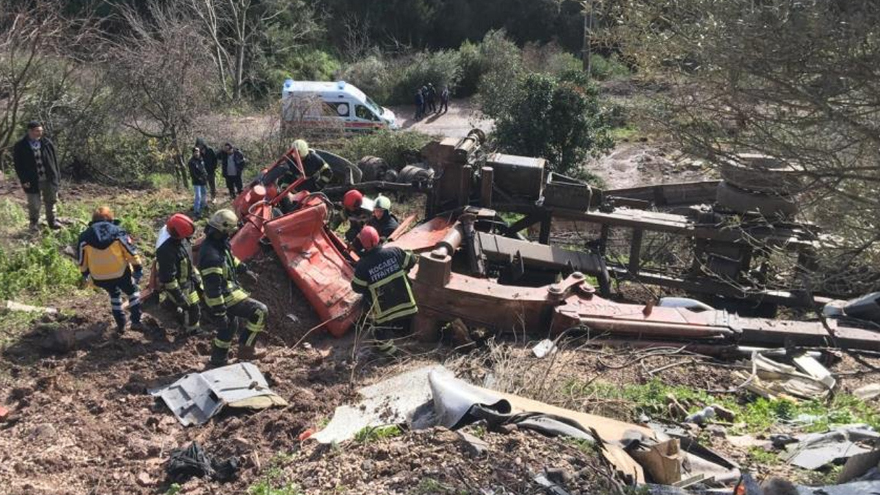 Uçuruma yuvarlanan vinç yüklü kamyon paramparça oldu: 25 yaşındaki sürücü öldü