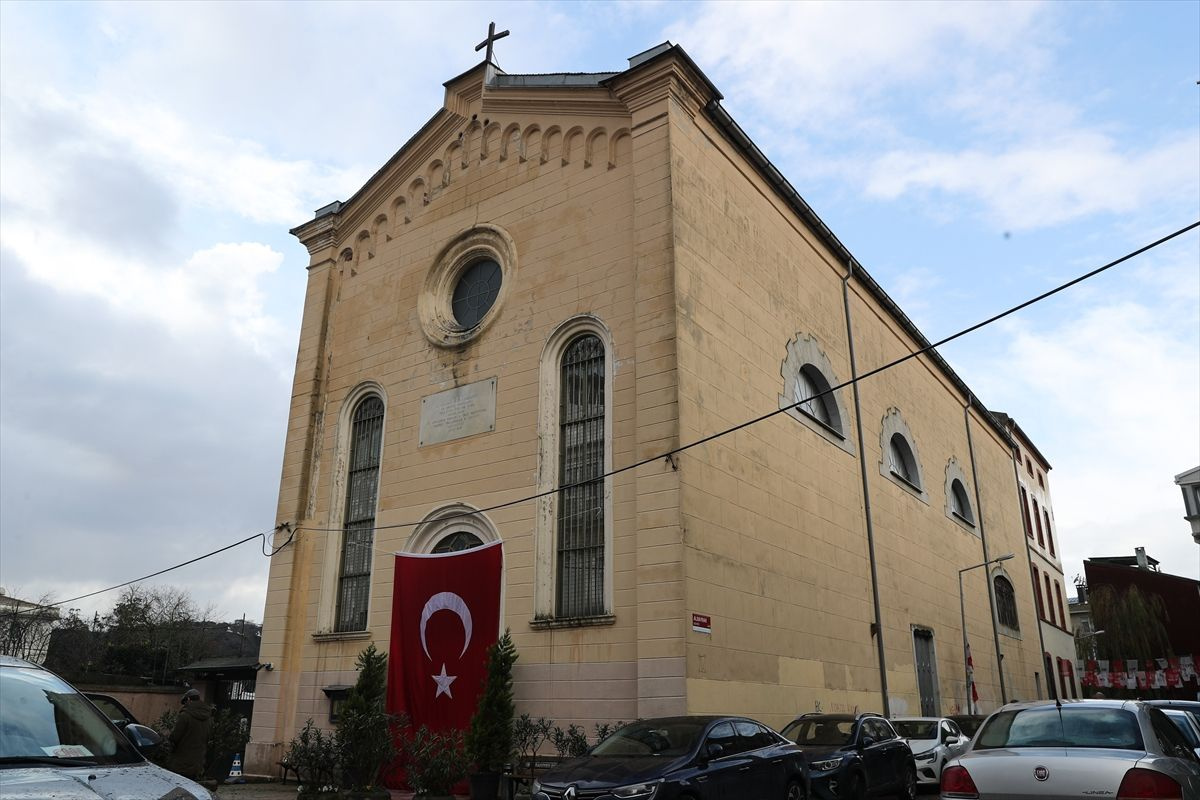 İstanbul'da kilise saldırısı! Maskeler bulundu, silahlar kayıp! 1 polis açığa alındı