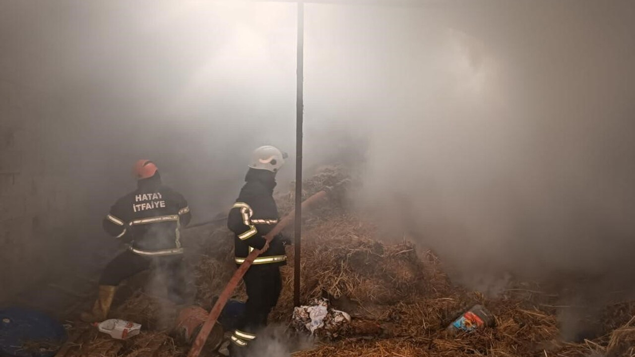 Hatay’da samanlık yangınına itfaiye ekiplerinden müdahale