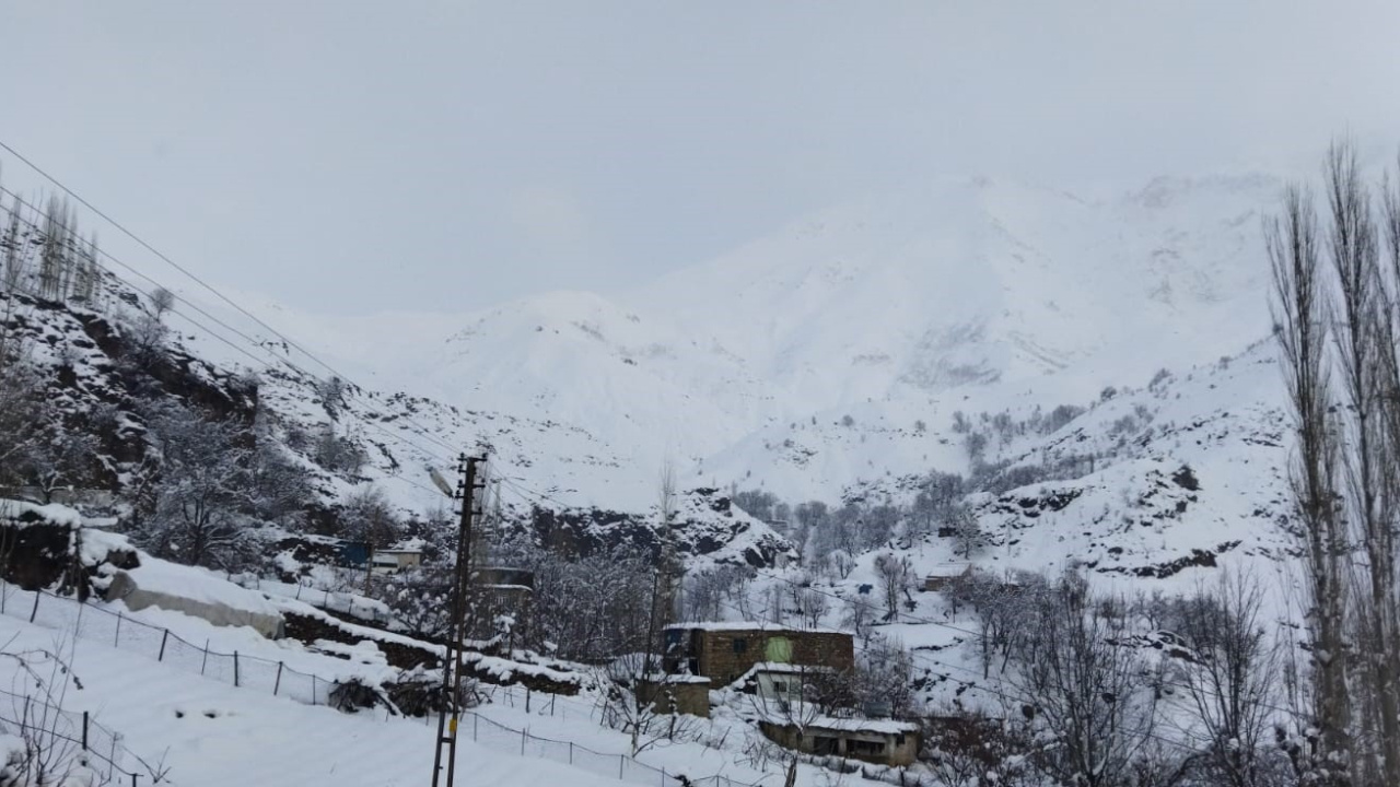Batman’da kar yağışı nedeniyle kapanan köy yolları açılıyor