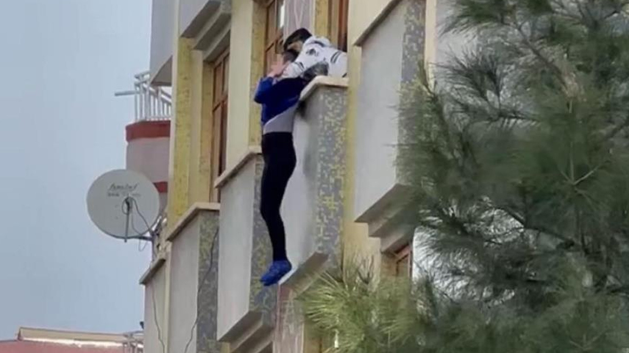 Diyarbakır’da 3’üncü kattan kendini bırakmaya çalışan kadın böyle kurtarıldı