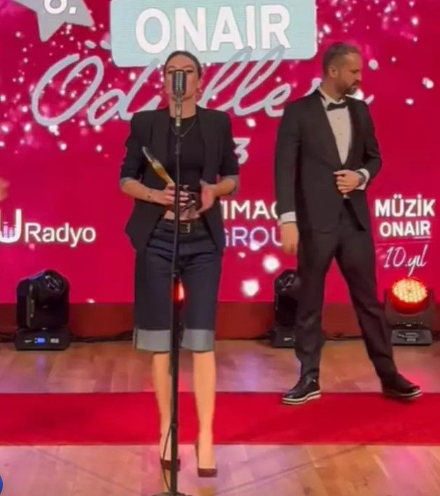 Melis Sezen'in ödül gecesi tarzı sosyal medyanın gündemine düştü