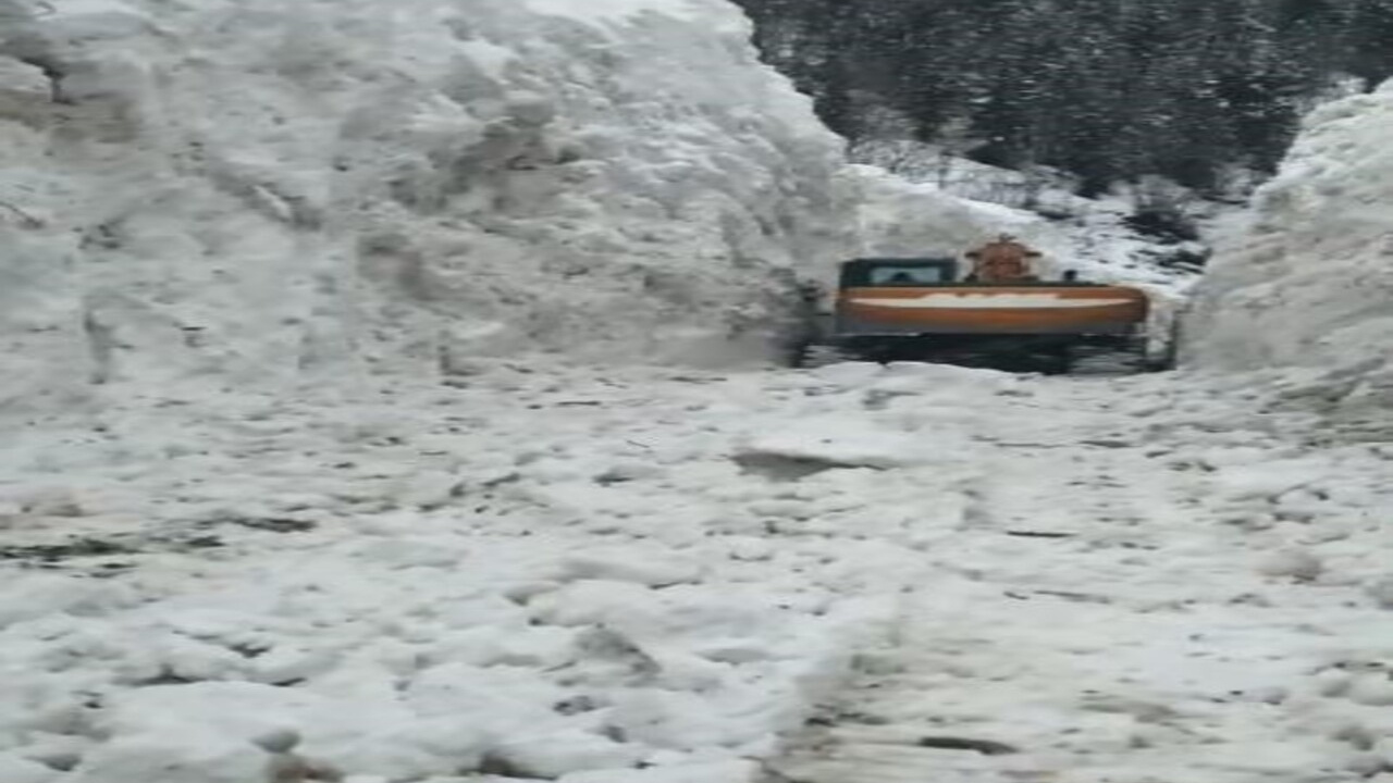 5 metreyi aşan karı yararak köy yolunu ulaşıma açtılar