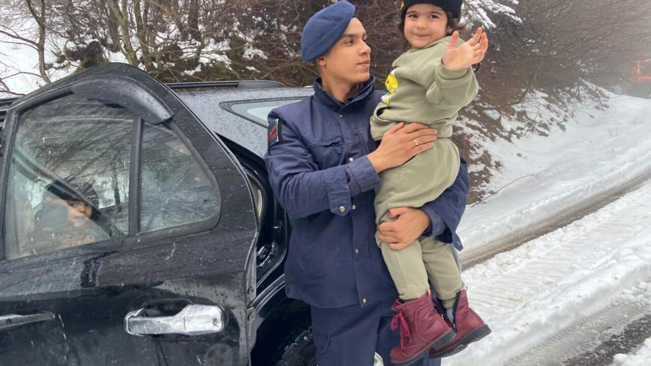 Yalova'da karda mahsur kalan 5 kişilik aile 19 saat sonra kurtarıldı