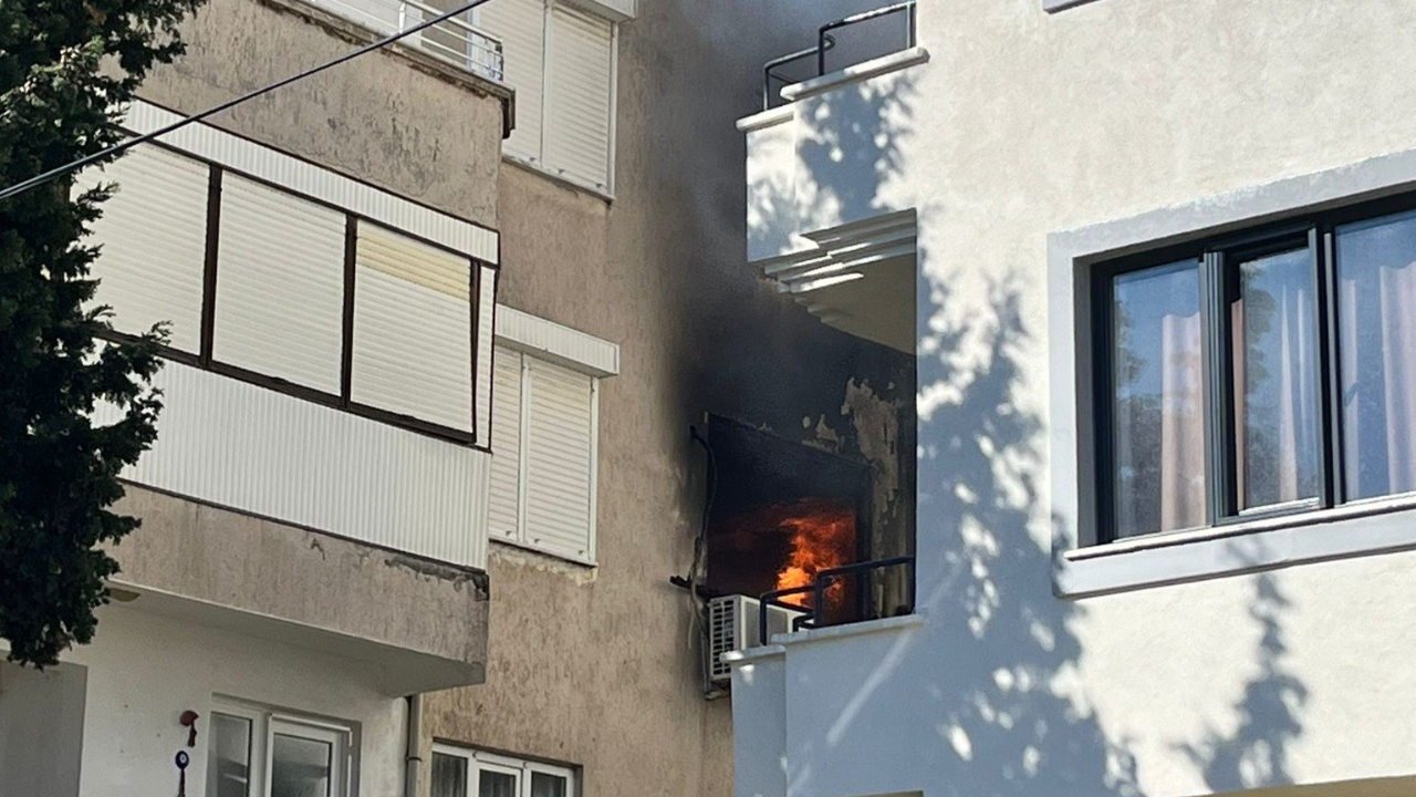 Ayvalık'ta ev yangını, 1 kişi yaralandı