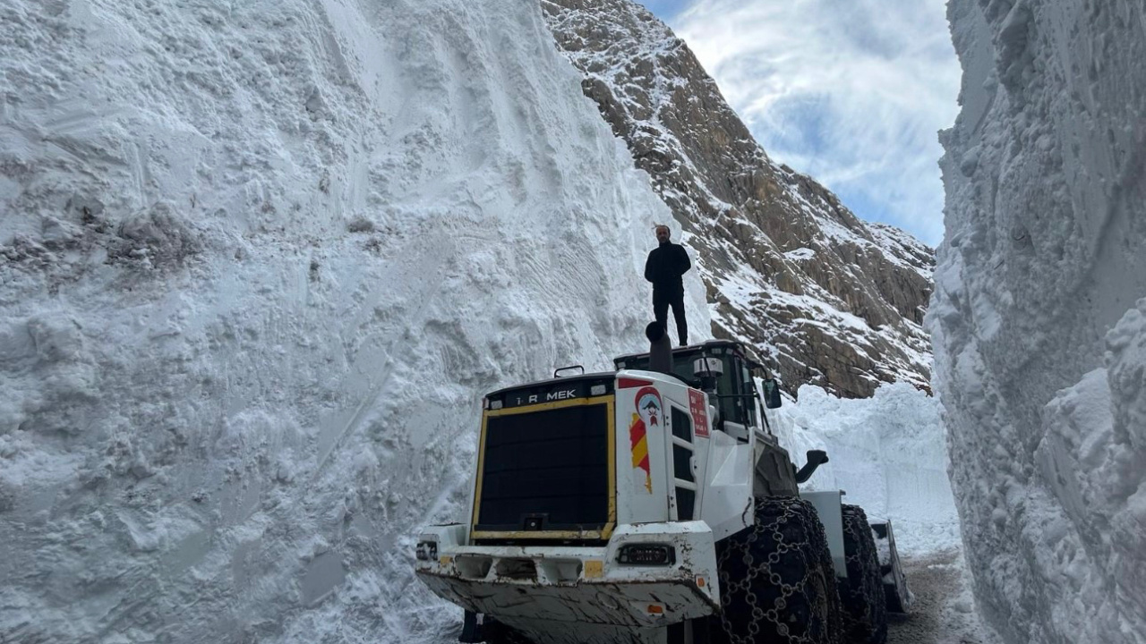 Yüksekova'da çığ bölgesindeki kar kalınlığı 10 metreyi geçti