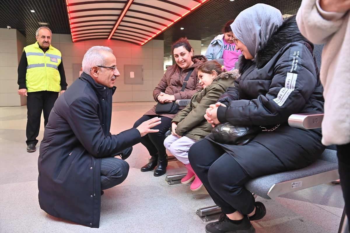 Ulaştırma Bakanı Uraloğlu, Ankara uçağına metroyla ulaştı