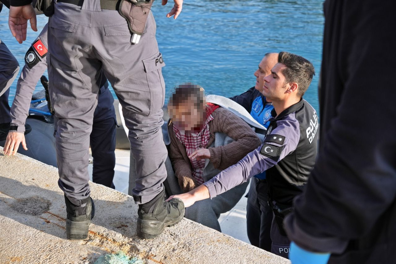 Antalya’da panik anları! Genç kadının çığlıkları limanı inletti