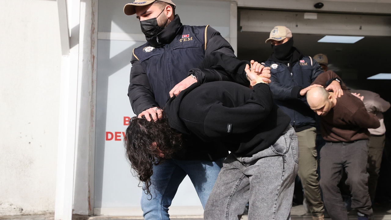 Kilise saldırganları kaçtıkları aracı Beylikdüzü'nde bırakıp dolmuşa binmiş! Yeni görüntüler çıktı